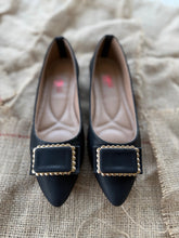 Load image into Gallery viewer, Casual Black pointed pumps
